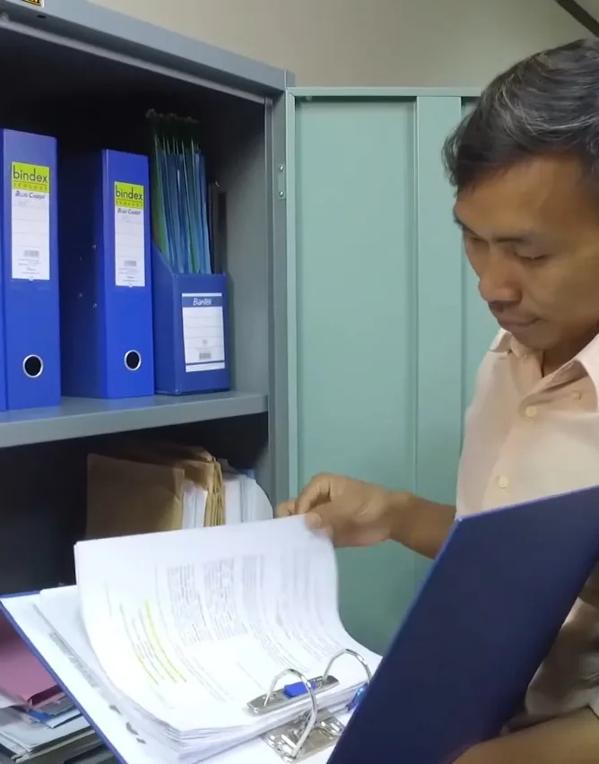 Berkas kerja cetak yang dipakai menyusun laporan berkala. Selama salinan seperti ini yang jadi acuan, ada sumber kebenaran kedua di luar sistem.